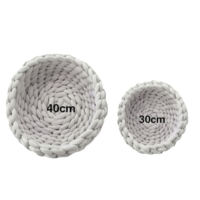 Ręcznie robione dzianinowe legowiska dla pieseła i koteła.