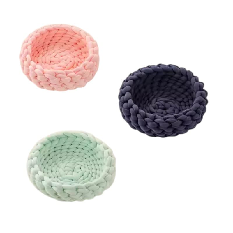 Ręcznie robione dzianinowe legowiska dla pieseła i koteła.